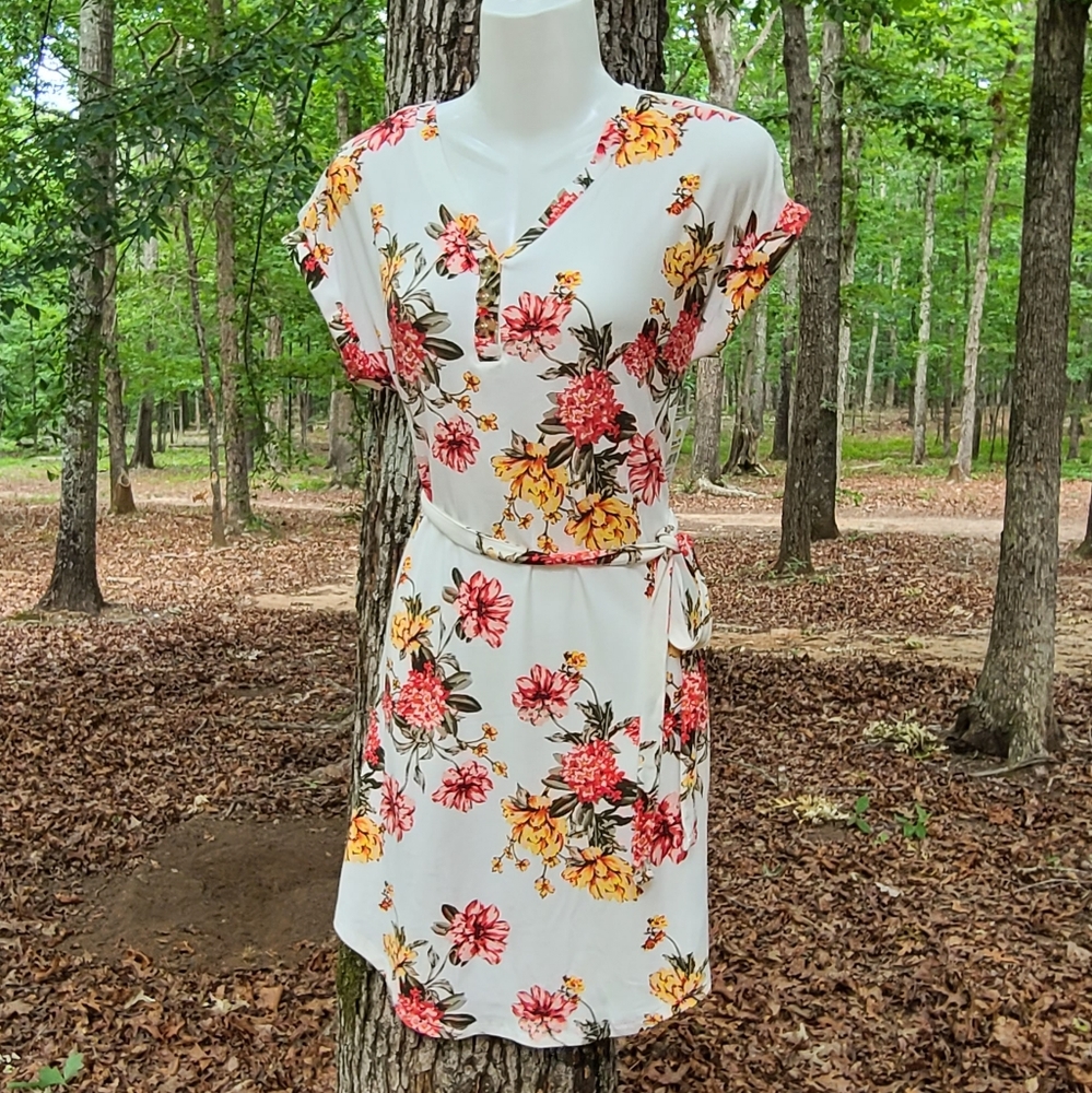 New Women's Medium White Floral Dress